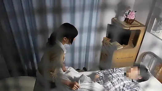 A074B07 Wenn eine krankenschwester, die sehr wie eine schauspielerin aussieht, Zeuge der masturbation eines patienten ...