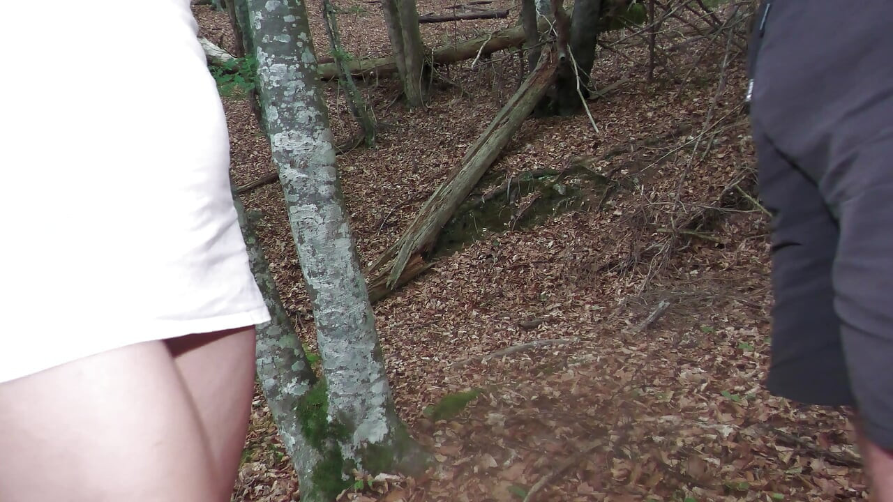 Na floresta. Eu tenho uma gozada enorme depois que ele me dedou até eu gozar.