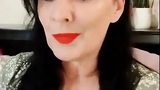 Симпатичная курящая милфа с красной помадой