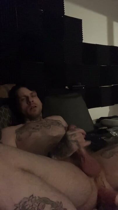 Twink alternativo tatuado sendo fodido e gozando