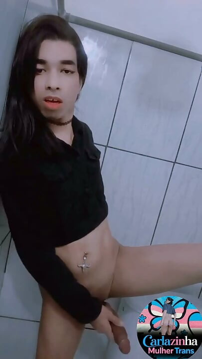 Esta zorra merece chupar polla todo el día. Delicada zorra en bragas pidiendo semen en la boca. Corren sobre su perra, Carles.