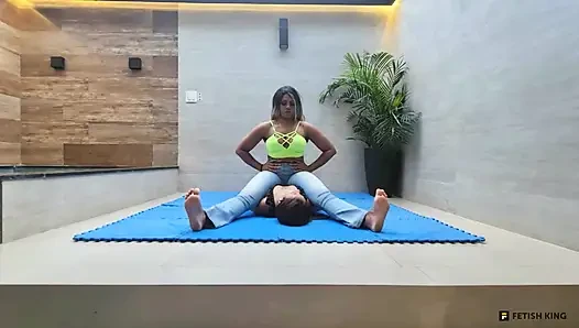 Göğüse oturma - güçlü bacaklar ve kaslar Lebian dövüş kızları