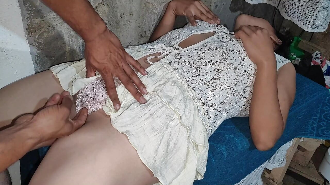그녀는 신음하고 이복 누이의 처녀 보지 안에 들어와 타밀 인도의 Xvideo에서 헤어지게합니다.