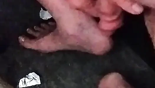 Dede mastürbasyon yapıyor ve boşalıyor