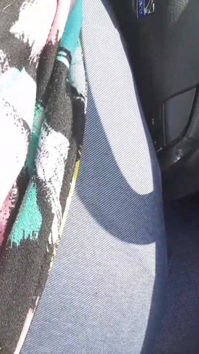 Cewek super semok ini berusaha muat di dalam mobil + blooper