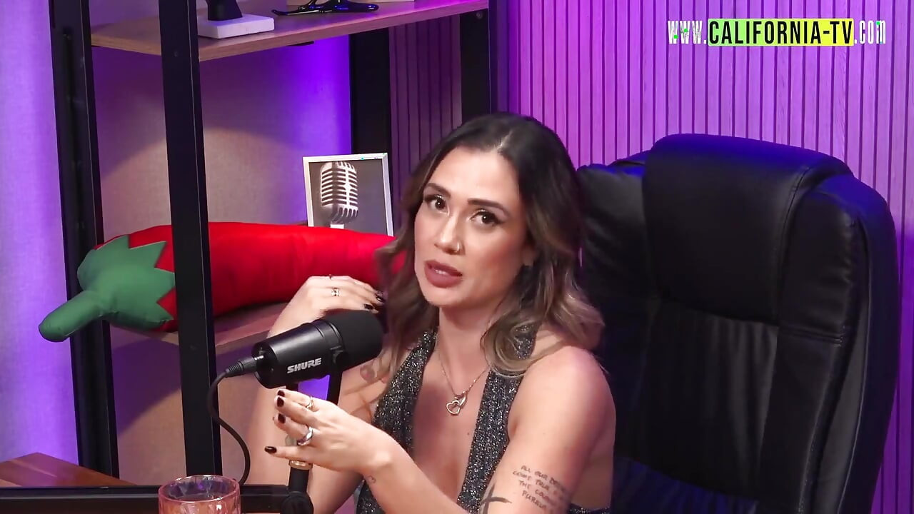 Nena Caliente Enseñando Su Cuerpo Y Contando Sus Fantasías