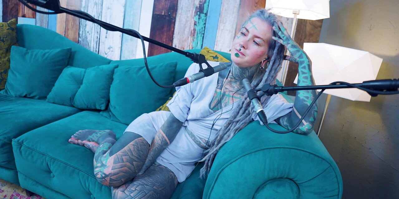 P hakkında konuşuyorum - tutku - asmr podcast sfw konuşuyor gotik sıska kız dreadlocks dövmeli model dövmeli kız