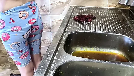 Саудовский мужчина трахает арабскую горничную на кухне