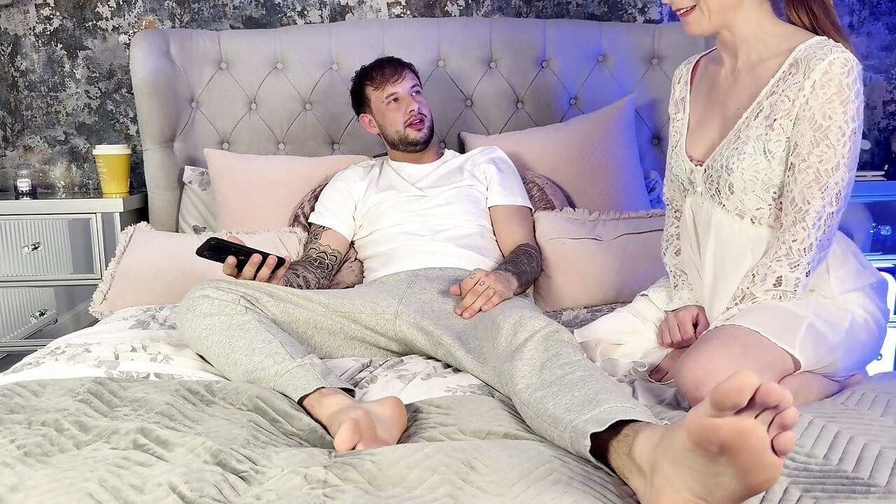 Yaramaz genç erkek avcısı orta yaşlı seksi kadın kızların genç erkek arkadaşını baştan çıkarıyor