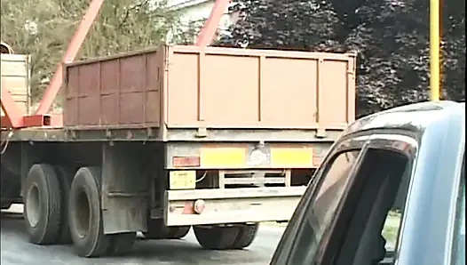 Зрелая брюнетка поглощает член в дикой групповой трахе на улице
