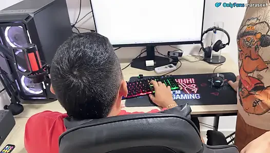 Arkadaşım kocasını önünde sikmem için beni tutuyor