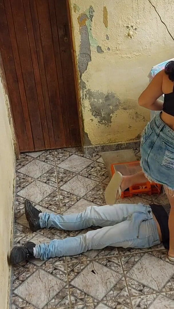 Morate vidjeti trenutak iz "Udana vruća žena plaća vodoinstalatera poskakujući na kurcu dok muž radi"