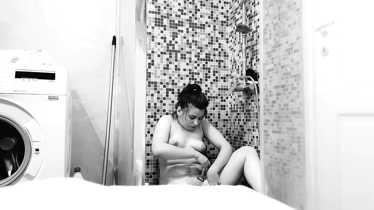 teen is filmed how she shave pussy and do shower, free