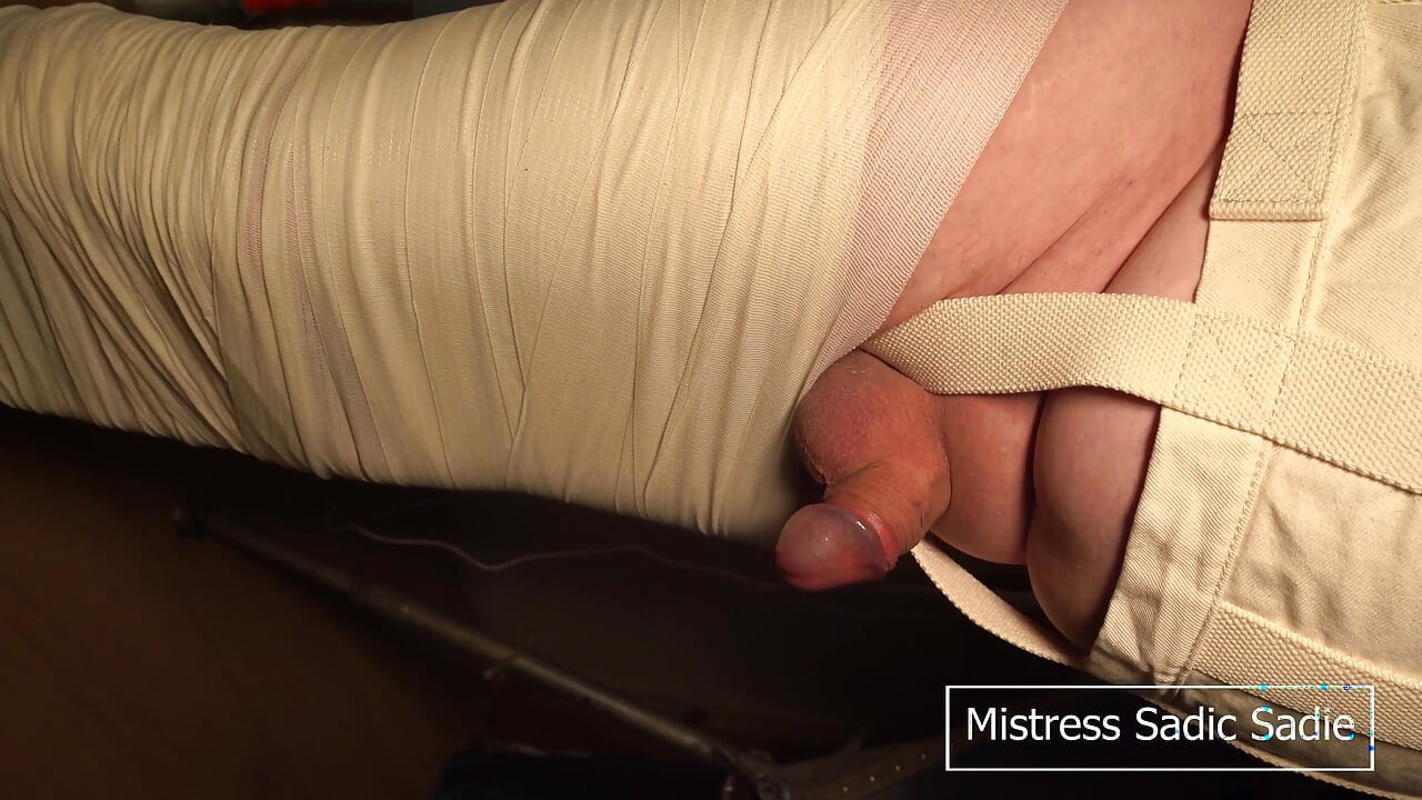 Mi infila il catetere mentre il mio paziente è in piedi nel bondage