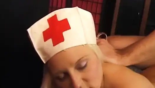 Sarışın orta yaşlı seksi hemşire maskeli adam tarafından sert sikiliyor