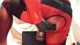 Sissy rouge et noir, elle joue à la sodomie avec ses jouets 2