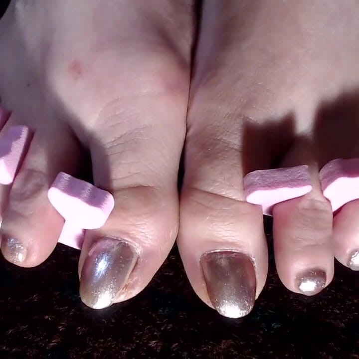 Naakte dikke schilderij lange teennagels
