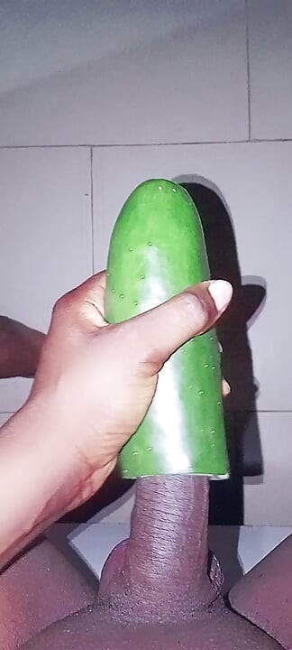 Siyah yarak salatalık dölü sikiyor