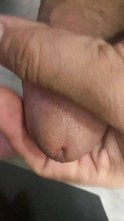 En el baño había una polla que se estaba poniendo dura, solo sabiendo aguantar sin poder hacer nada