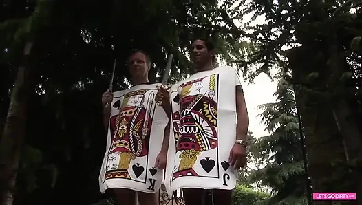 Sarışın kaltak ve esmer ikizlerle grup seks kostümlü sikiş