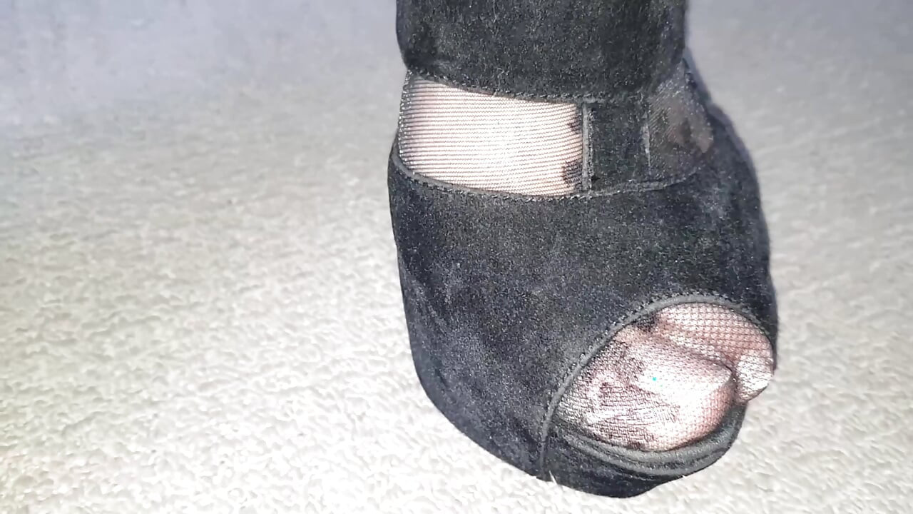 ダニが柄入りパンティストッキングでセクシーな脚を見せる