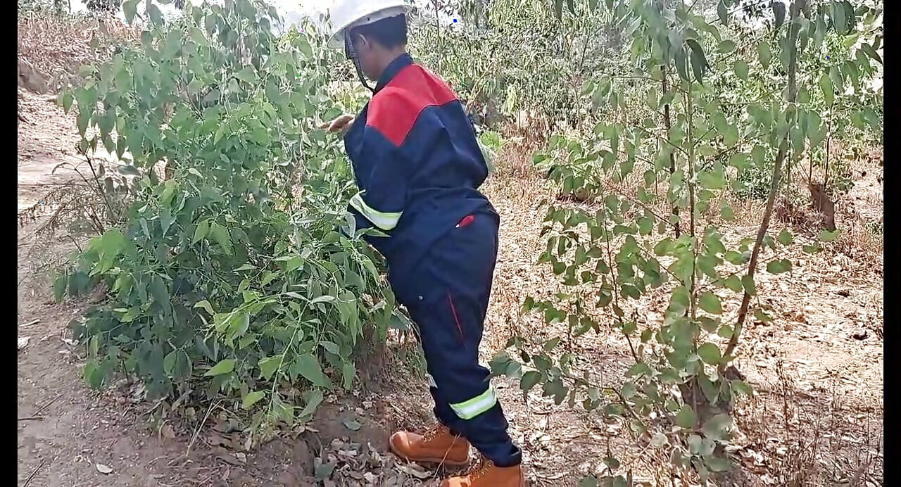 היא הייתה לבד בבית, היא סוף סוף מאוננת את הכוס שלה