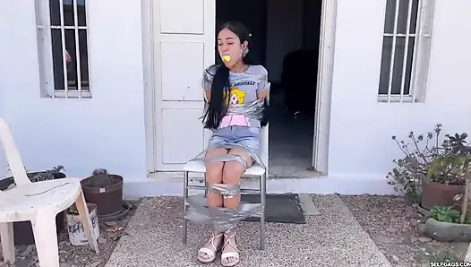 Gadis berusia 18 tahun yang bosan menginginkan perbudakan tukang seksi (episode 1 dari 2)
