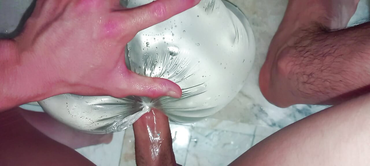 Tesão solo garoto enche-se de um brinquedo🍑