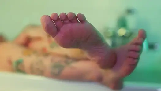 Ритуал в ванне превращается в жесткую скачку на дилдо и интенсивный оргазм