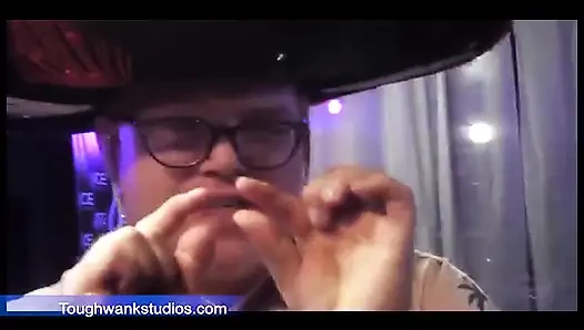 Cewek semok ini dientot habis-habisan sama besar pria kulit hitam di klub malam