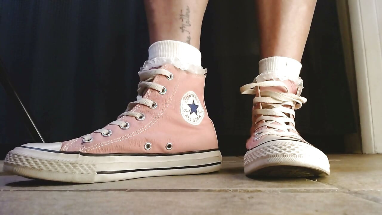 Calcetines con blanco, zapatillas Converse rosas provocan