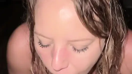 Heiße ehefrau geht in die bar und lutscht Duck im regen Dann geht sie nach hause, um gefickt zu werden