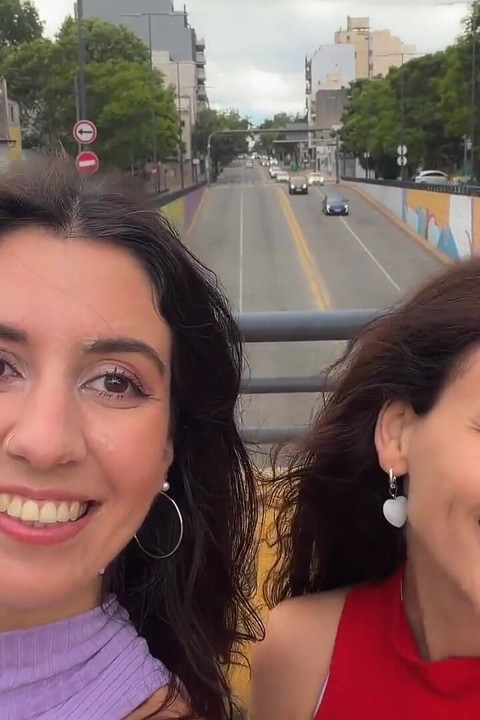 Duas belezas cobertas de porra adoram caminhar - Cumwalk
