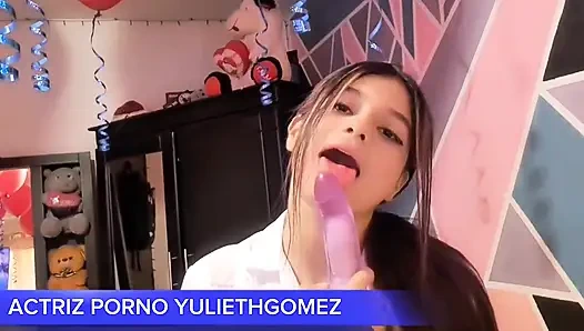 Yaramaz kız külotsuz kısa bir elbiseyle beni kışkırtmaya geldi, götünü sopaya hareket ettirdi ve dışarı çıktı