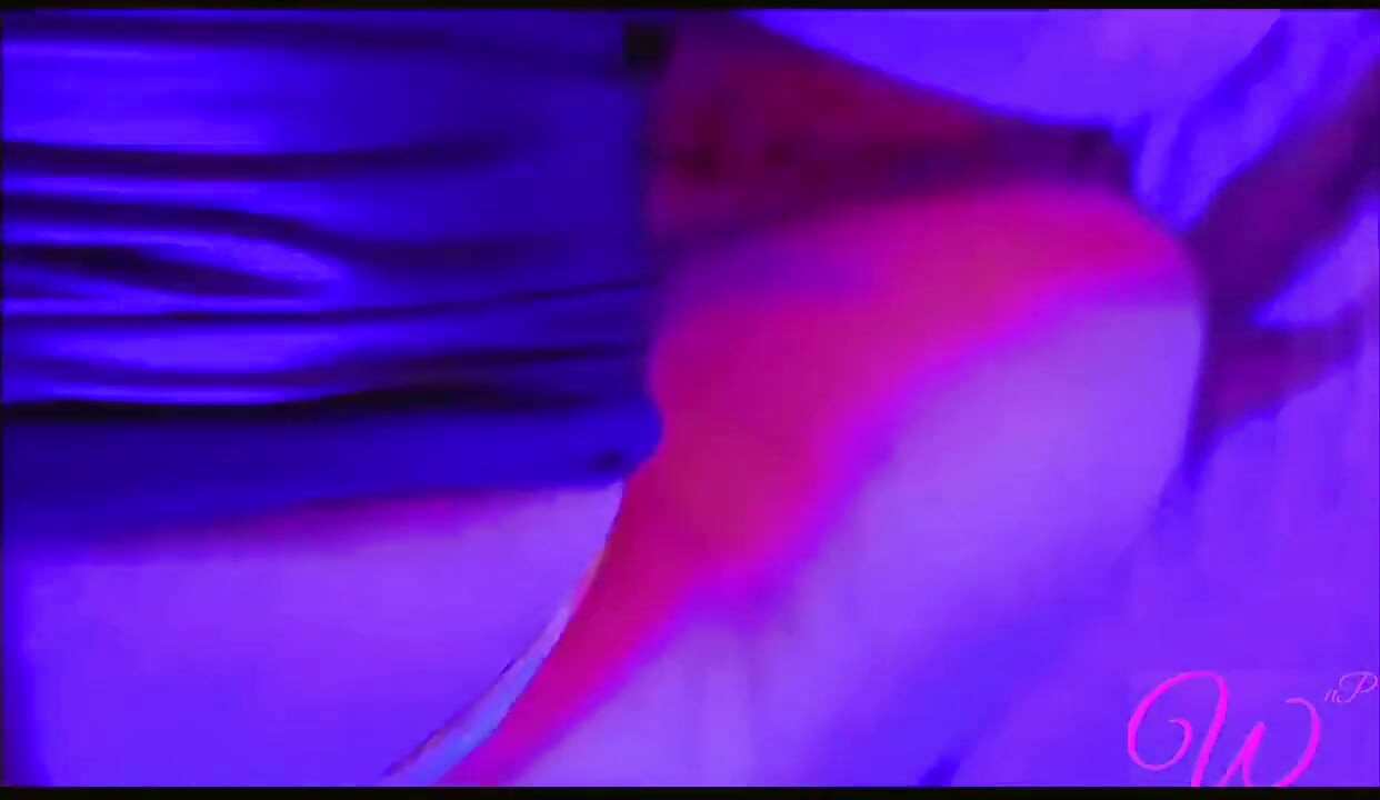 TS כנועה מקבלת זין בקשר לילי מאוחר