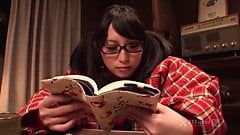 Nana Kunimi мастурбирует на Erotica (японское порно видео без цензуры)