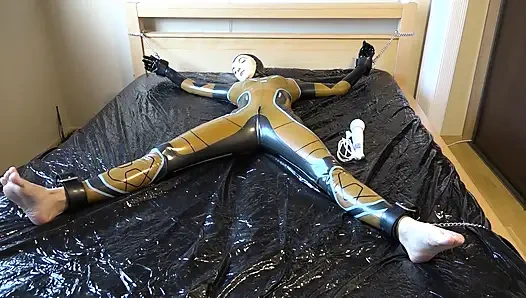 Danielle присоединили к кровати и мастурбировали массажным вибратором