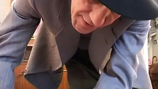Amateur-MILf geknallt und mit sperma gefüllt