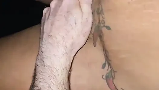 Der typ hinter dem gloryhole konnte es nicht aushalten, ich musste meinen ehemann bitten, mich zum kommen zu bringen