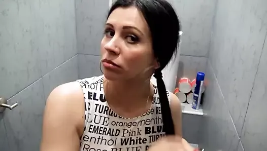 Mamá se masturba en el baño