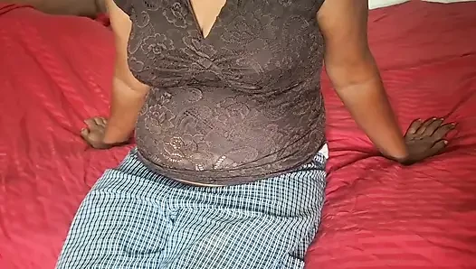 Wanita sange lagi bersih-bersih kamar tidurnya yang super seksi