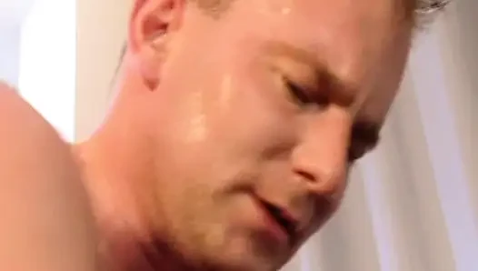 Euro-teen nimmt zwei schwänze