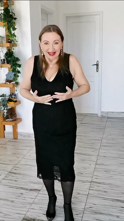 Mamă sexy incitantă cu țâțe naturale uriașe în ciorapi negri și tocuri înalte