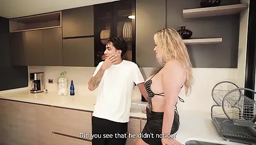 Kız arkadaşımın teyzesi bir genç erkek avcısı ve kız arkadaşım işteyken onu sikmemi istiyor.