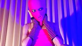roze balaclava maska sissy trans ocrnjena pubična kosa igra se sa vibratorom