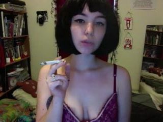 Chica fumando caliente en la webcam