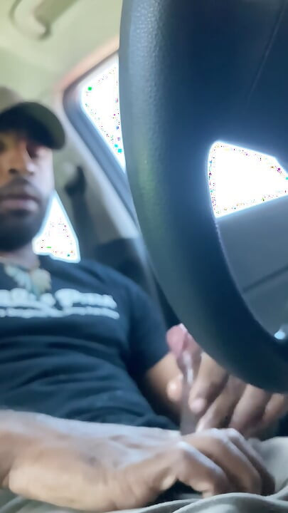 Adam Jaxx stříká husté sperma z černého ptáka venku ve 2 ráno