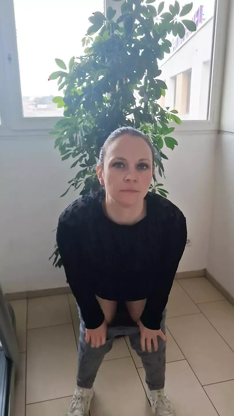 German chubby housewife Saskialove makes it herself in front of a stranger in the gym and shows her wet pussy.