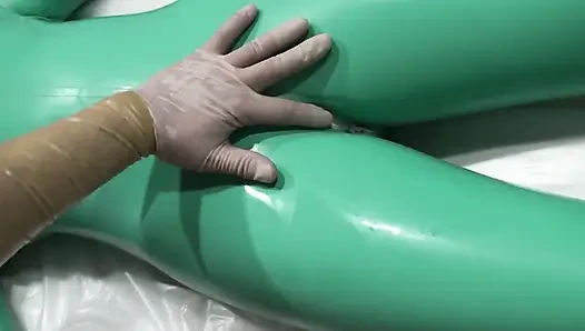 Danielle в латексе расслабляется в машине скорой помощи