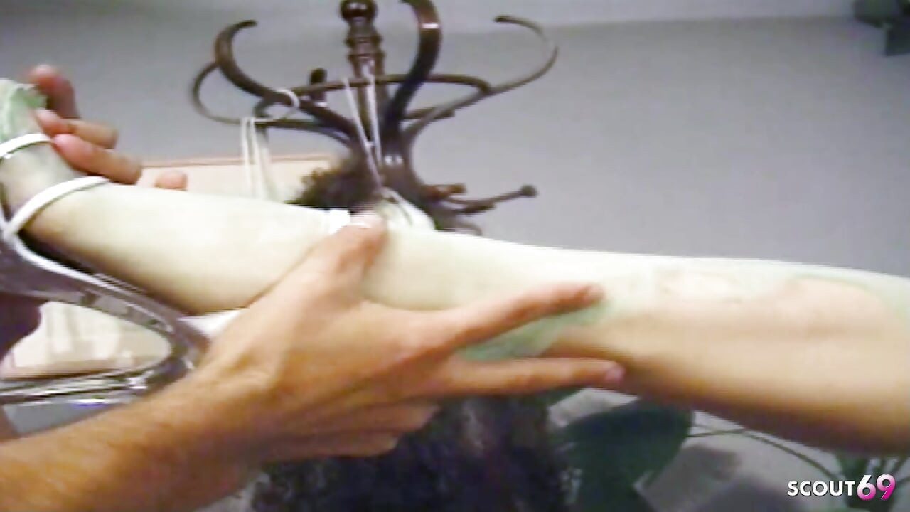 Učiteljica jebe mršavu ladyboyku u učionici u ekstremno uskoj guzici